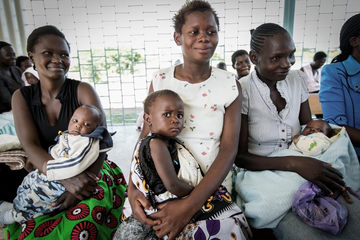 Photo of women and their children in Kenya.